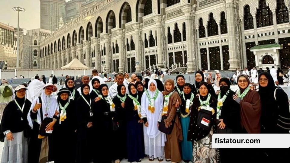 Jamaah biro umroh Klaten fistatour yang sedang berfoto