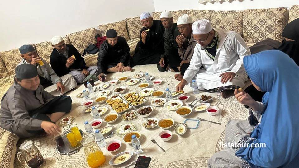 Jamaah umroh Klaten sedang bersantap dengan menu makanan khas di sela-sela beribadah.