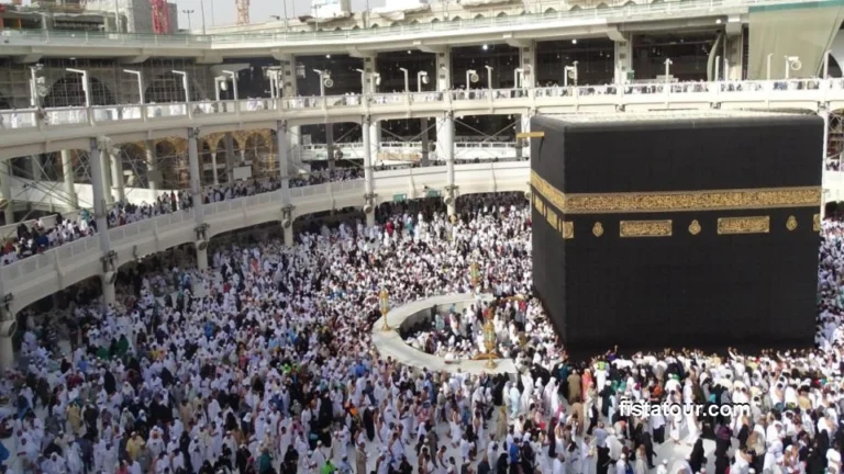Bimbingan manasik Haji Plus Solo dari biro dengan PIHK resmi seperti fistatour pastikan ibadah khusyuk dan nyaman.
