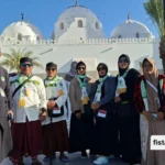 jamaah haji khusus dan umroh fistatour berfoto di depan masjid.