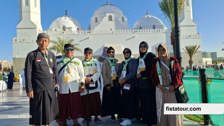 jamaah haji khusus dan umroh fistatour berfoto di depan masjid.