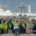 Jemaah biro umroh Klaten resmi Kemenag (Kemenhaj) sedang berfoto saat perjalanan umroh.