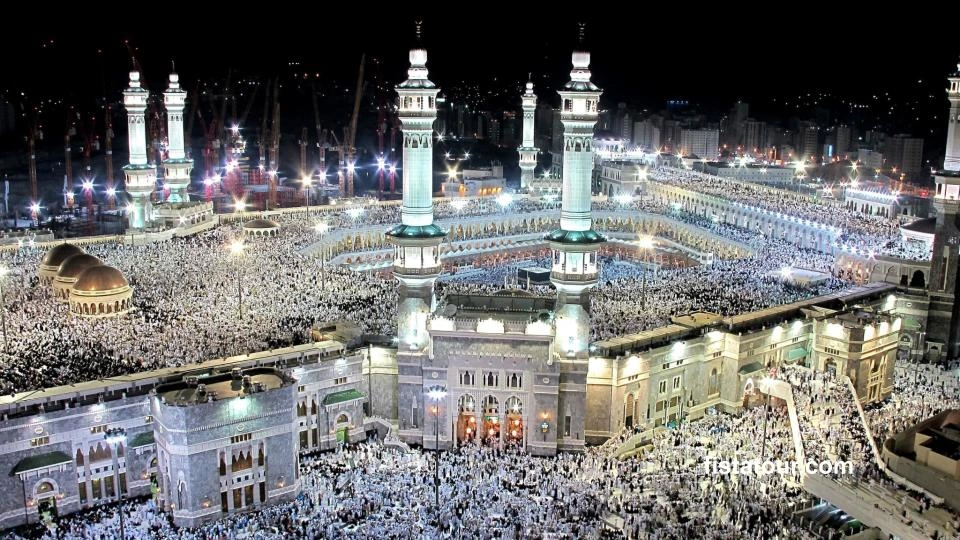 Ramainya suasana jamaah travel haji khusus dan umroh Yogyakarta bersama jamaah lainnya