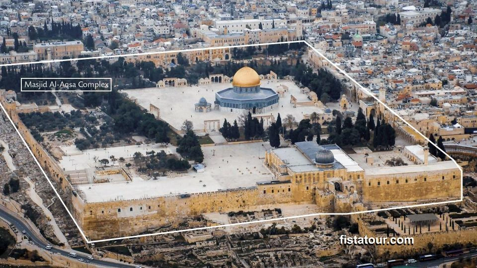 Perbedaan umroh reguler dan umroh plus bisa dilihat dari destinasinya. Umroh plus menawarkan ziarah ke Al-Aqsho dan lainnya.